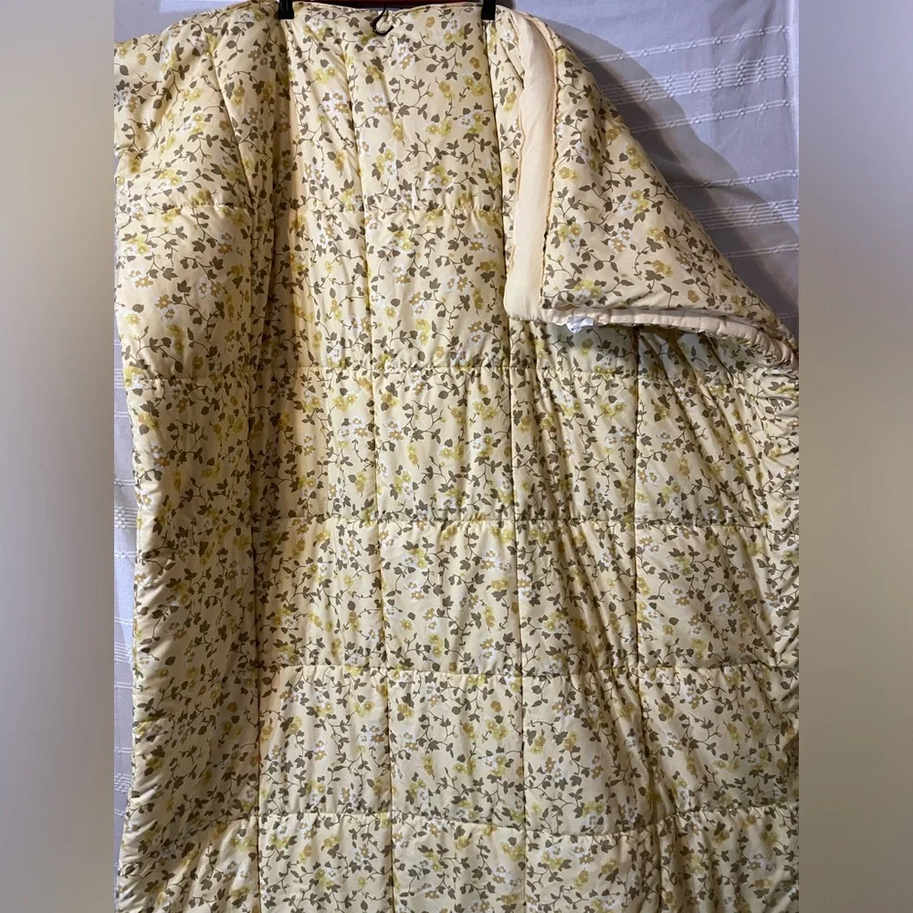 At Home quilted soft yellow  floral reversible 88x92” lightweight comforter